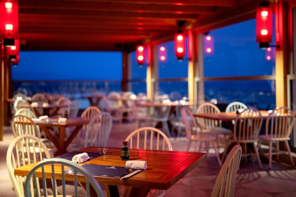 Arina Beach Resort restorāns ar sarkanu apgaismojumu piekrastē