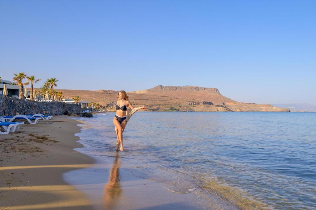 Sieviete pludmalē, Arina Beach Resort, saulaini skati un mierīga jūra