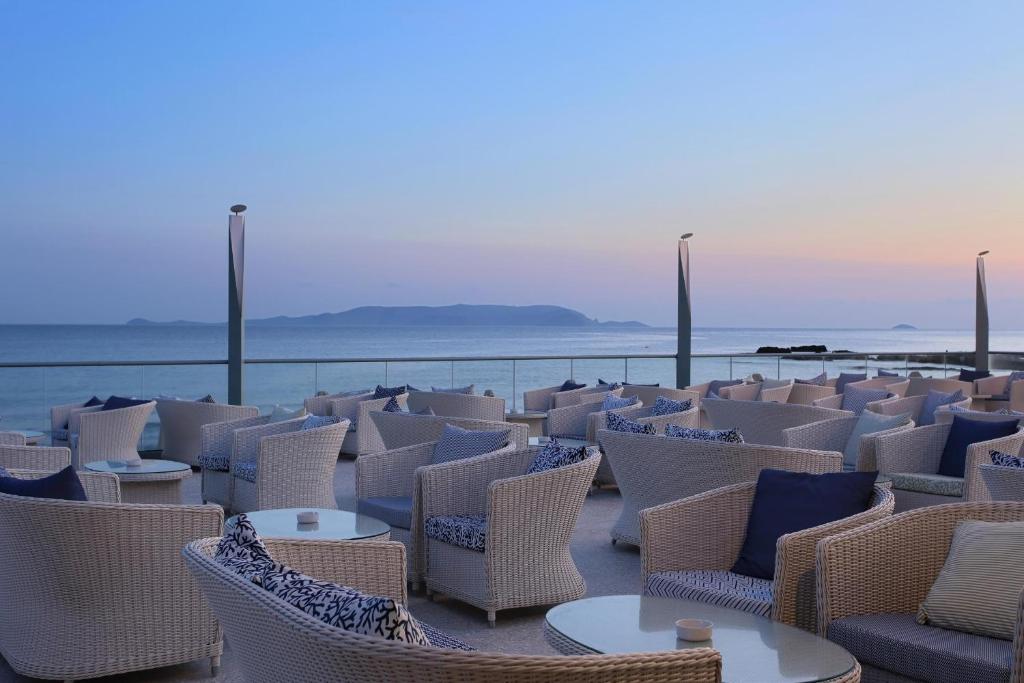 Arina Beach Resort terase ar skatu uz piekrasti un ērtām mēbelēm
