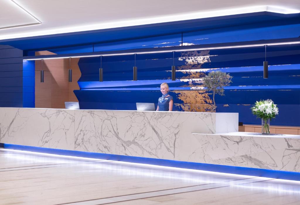 Viesnīcas Arina Beach Resort reģistratūra ar laipnu darbinieku
