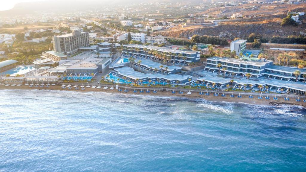 Arina Beach Resort piekrastē, baseini un sauļošanās krēsli.