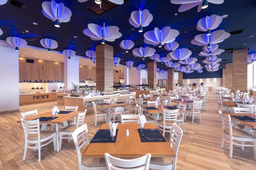 Moderns restorāns Arina Beach Resort ar stilīgu interjeru un elegantiem galdiem.