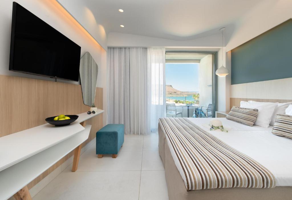 Mūsdienīgs numurs Arina Beach Resort ar balkonu un jūras skatu.