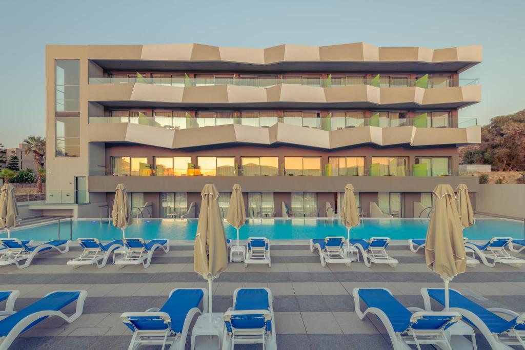 Arina Beach Resort moderns dizains pie baseina saulrietā.