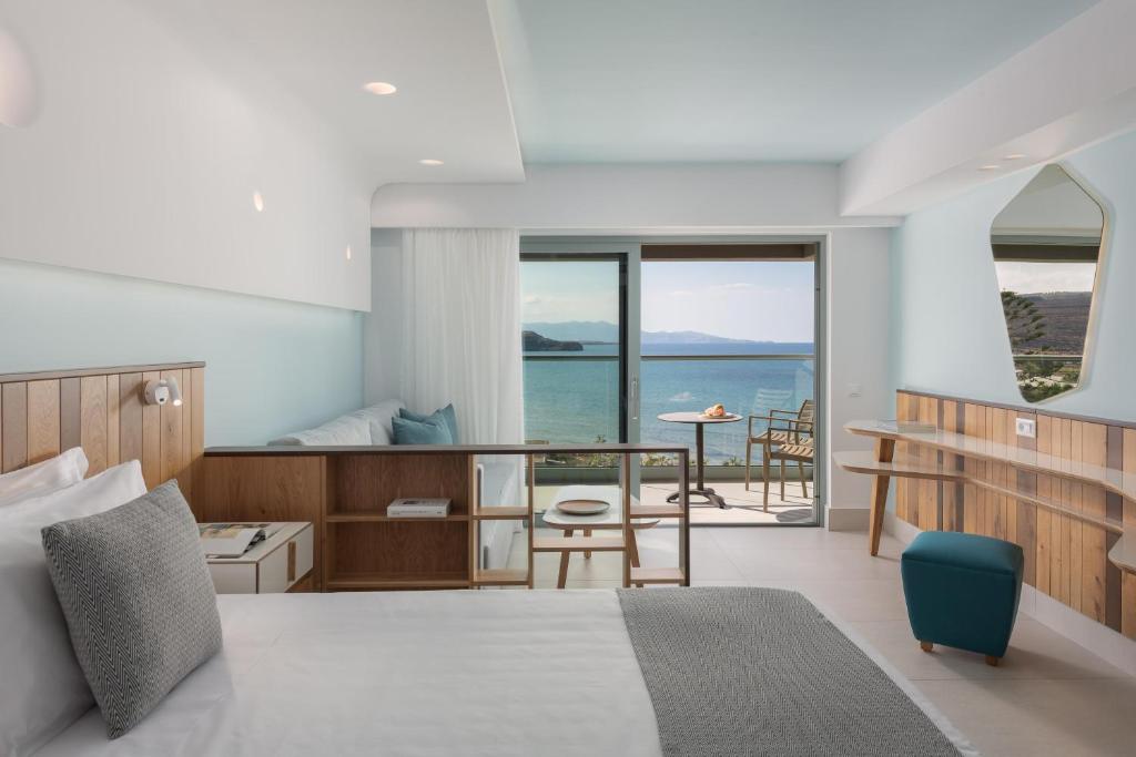 Mūsdienīgs numurs Arina Beach Resort ar skatu uz jūru.
