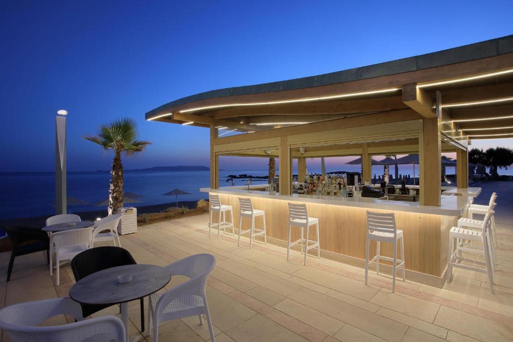 Bārs piekrastē ar skatu uz jūru Arina Beach Resort