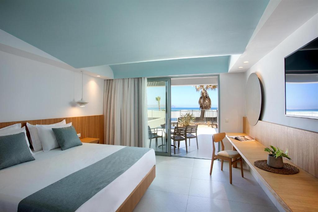 Moderns numurs Arina Beach Resort ar skatu uz jūru un terasi.