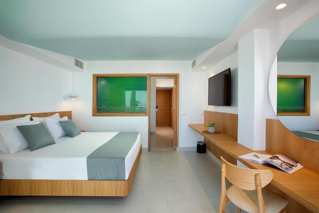 Mūsdienīgs numurs Arina Beach Resort ar ērtu gultu un TV.