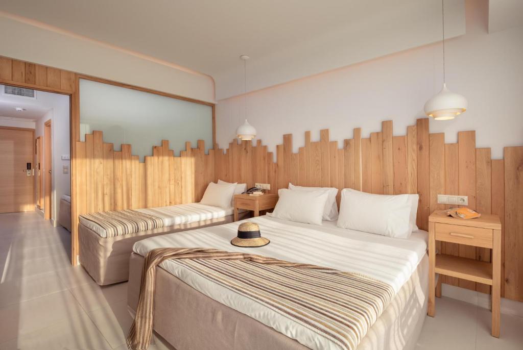 Mūsdienīgs numurs Arina Beach Resort ar koka akcentiem un divām gultām.