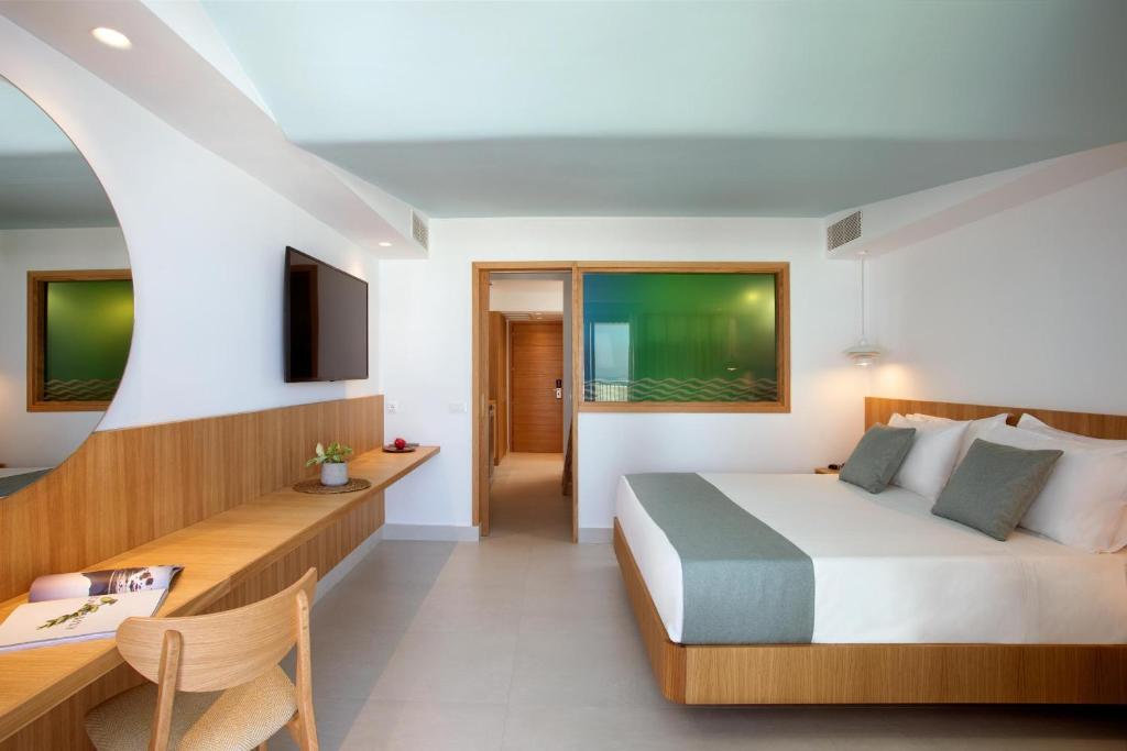 Mūsdienīgs numurs Arina Beach Resort ar koka akcentiem un plašu gultu.