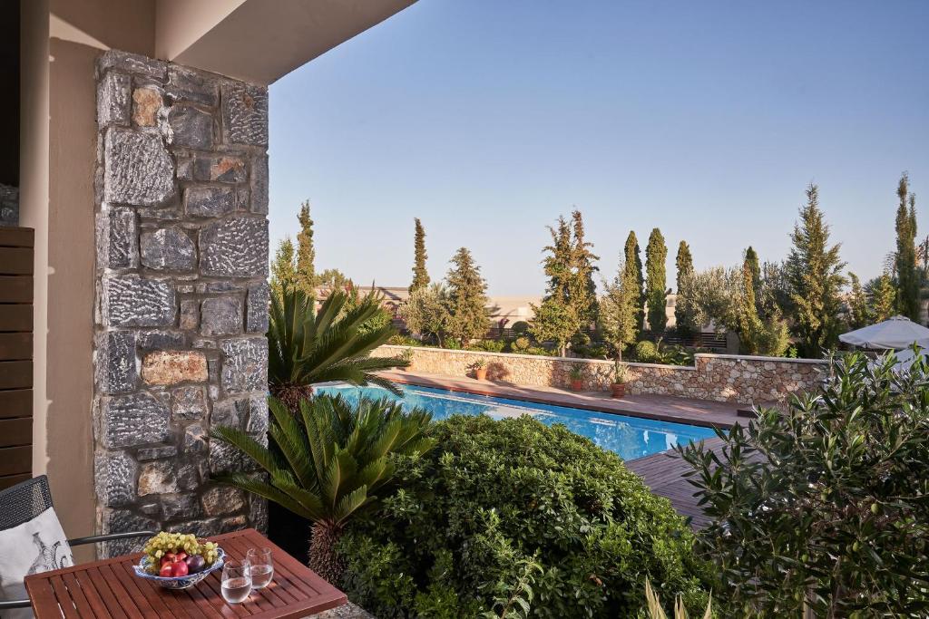 Ainava no Aquagrand Exclusive Deluxe Resort, privāta terase ar skatu uz baseinu.