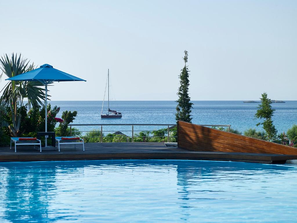 AquaGrand Exclusive Deluxe Resort piekrastes baseins ar skatu uz jūru un jahtu.