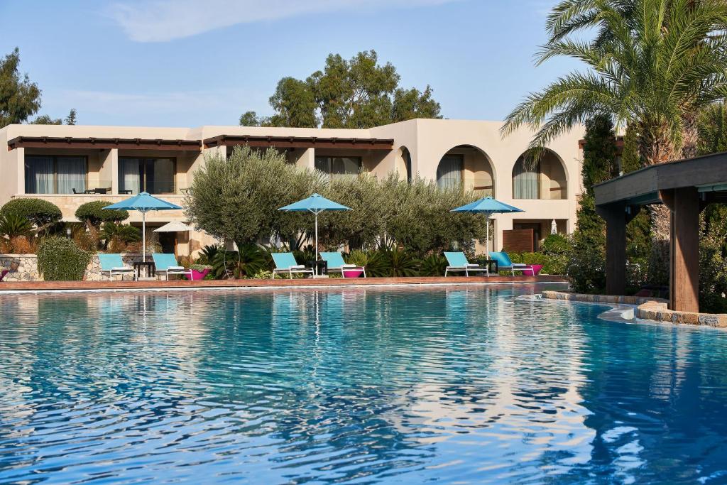 Aquagrand Exclusive Deluxe Resort pie baseina ar saulessargiem un augiem