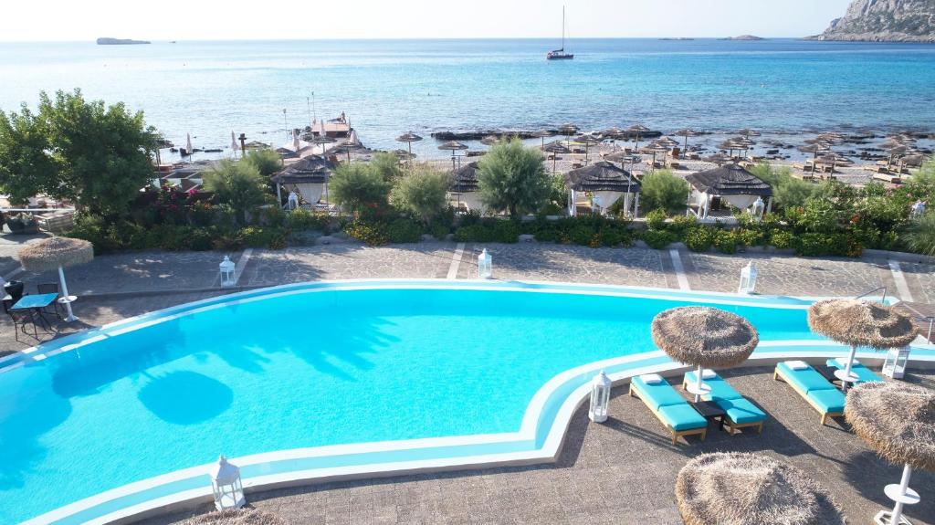 Aquagrand Exclusive Deluxe Resort baseins piekrastē ar skatu uz jūru