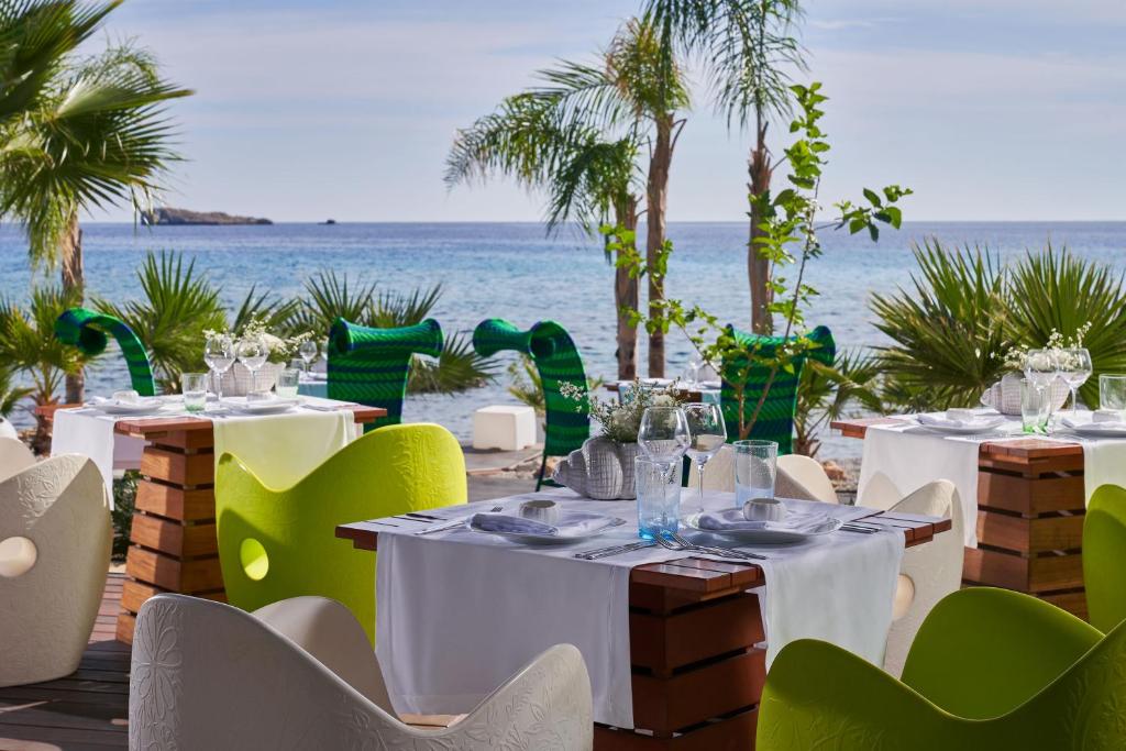 Vasaras terase pie Aquagrand Exclusive Deluxe Resort ar skatu uz jūru