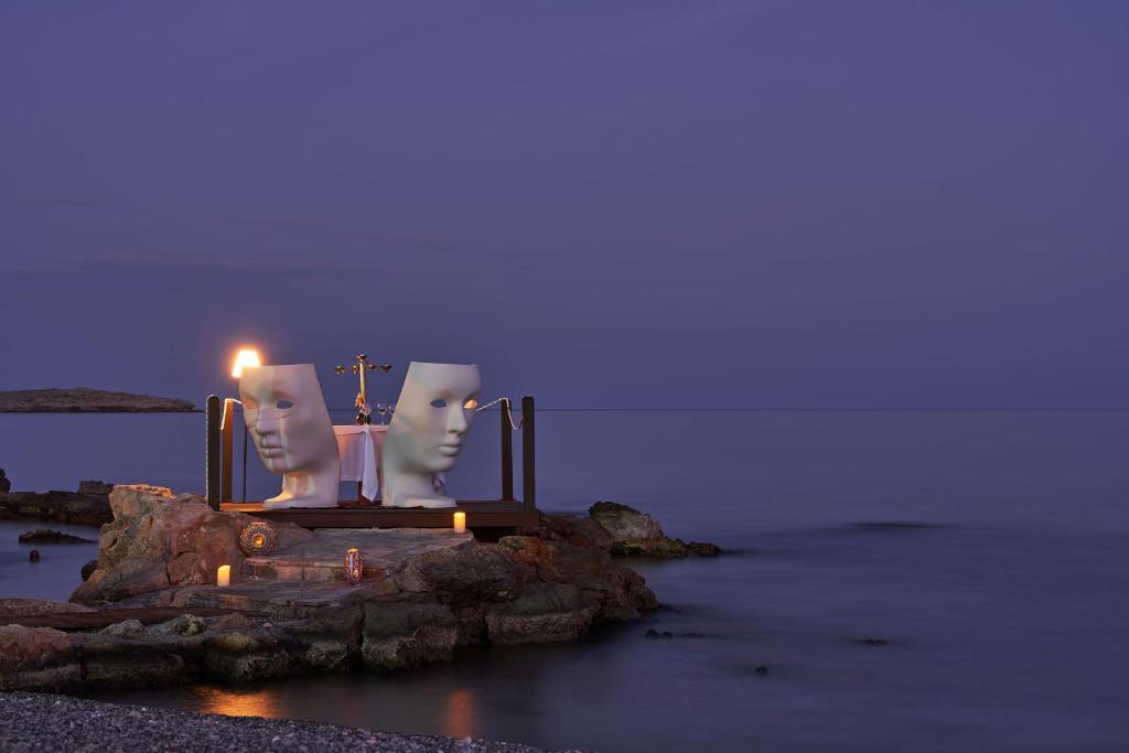 Romantiska atmosfēra pie Aquagrand Exclusive Deluxe Resort, ar mākslas elementiem piekrastē.