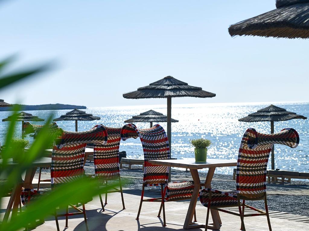 Atpūtas zona pie Aquagrand Exclusive Deluxe Resort ar skatu uz jūru