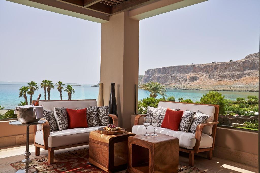 AquaGrand Exclusive Deluxe Resort terase ar skatu uz piekrasti