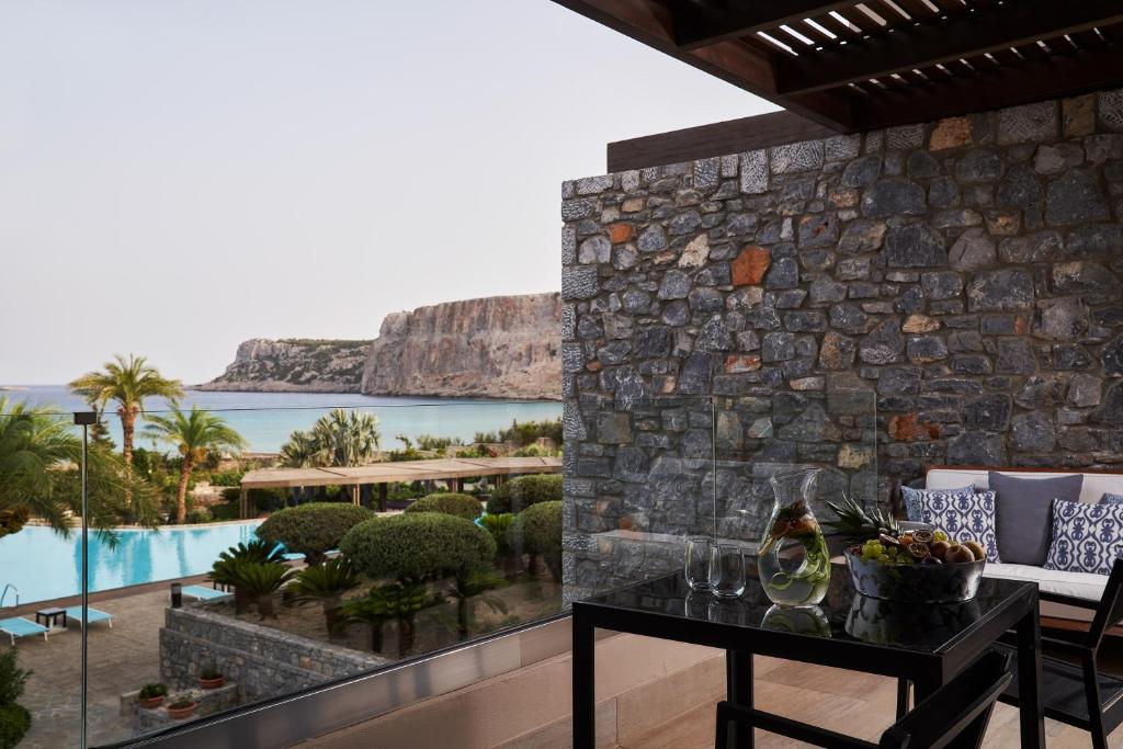 Skats no Aquagrand Exclusive Deluxe Resort uz piekrasti un klints