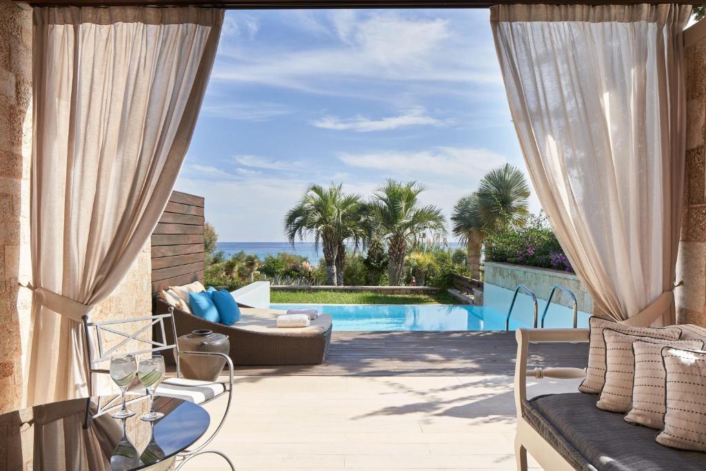 Privāta terase ar skatu uz baseinu un jūru Aquagrand Exclusive Deluxe Resort