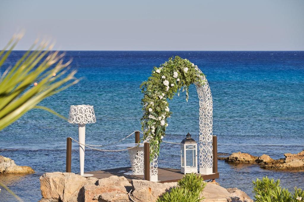 Romantiska kāzu ceremonijas vieta pie Aquagrand Exclusive Deluxe Resort