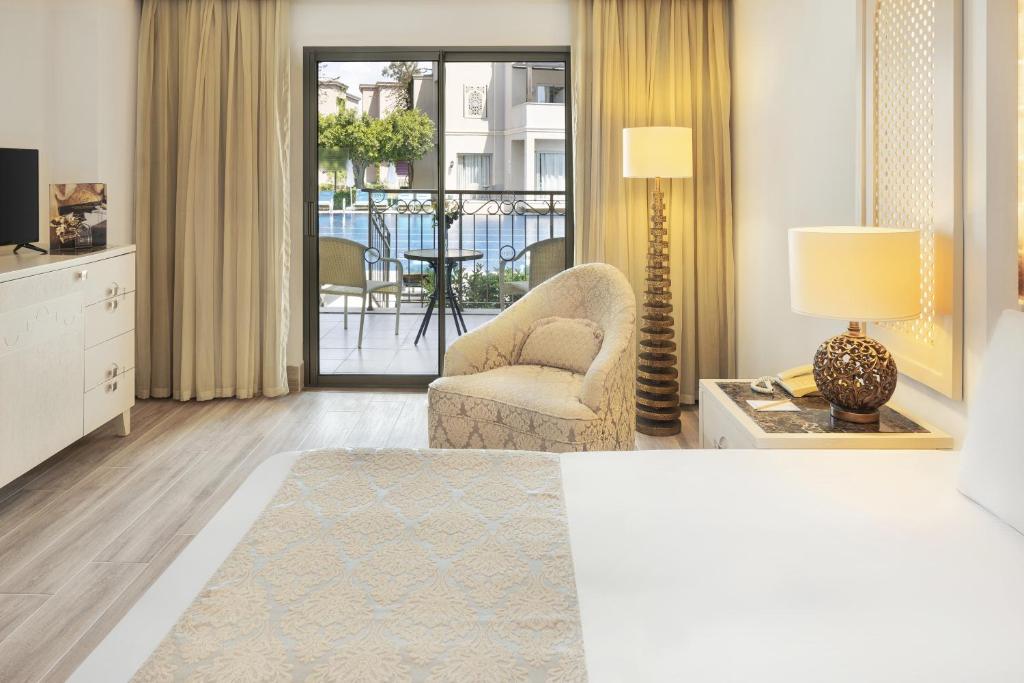 Elegants numurs ar balkonu, kurā ir skats uz baseinu, Spice Hotel & Spa.