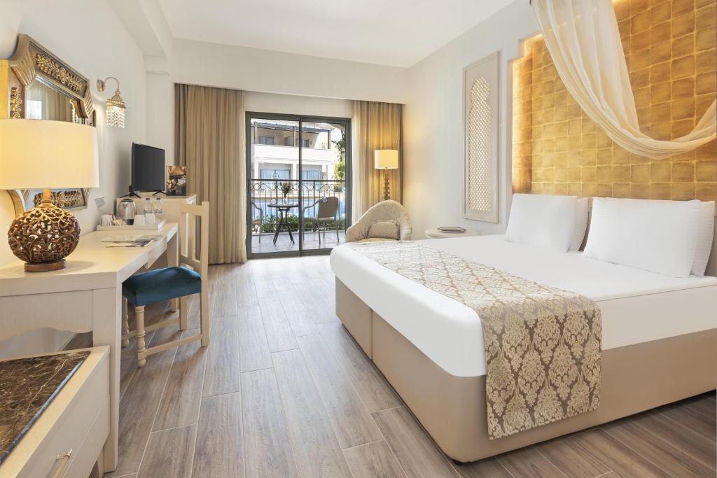 Mūsdienīgs un elegants numurs Spice Hotel & Spa ar balkonu un gaisīgu interjeru.