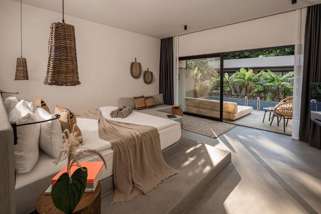 Moderns numurs Balmy Beach Resort Kemer ar piekļuvi privātai terasei.