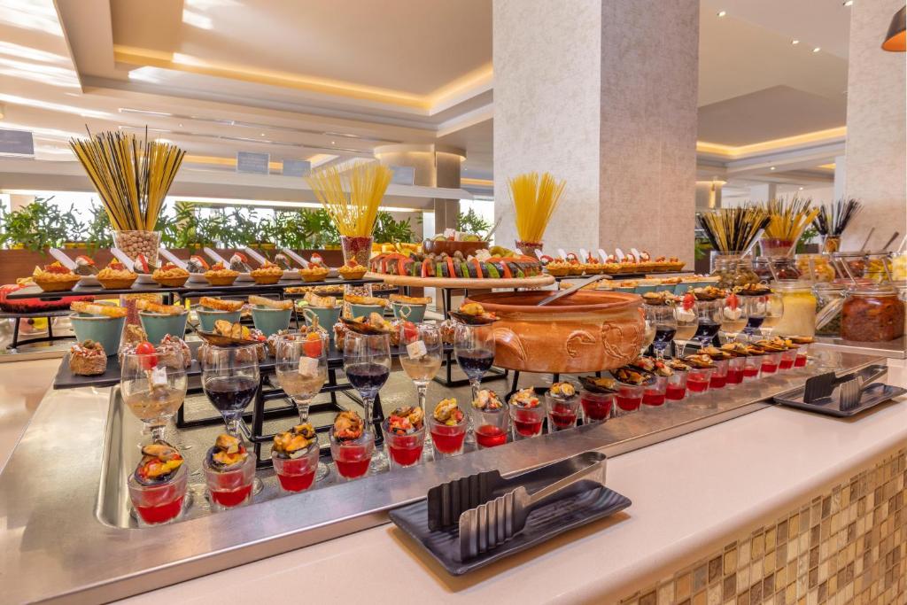 Kresten Royal Euphoria Resort bufete ar dažādiem izsmalcinātiem desertiem