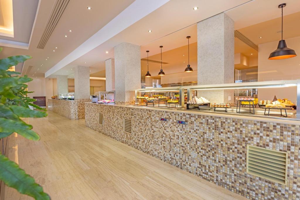 Kresten Royal Euphoria Resort moderns bārs ar plašu ēdienu izvēli