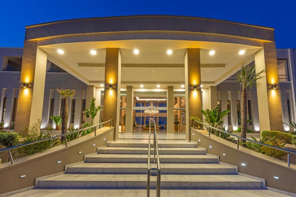 Ieeja viesnīcā Kresten Royal Euphoria Resort piekrastē, vakarā ar apgaismojumu