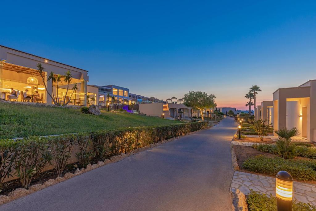 Kresten Royal Euphoria Resort ainava ar gaismas elementiem piekrastē