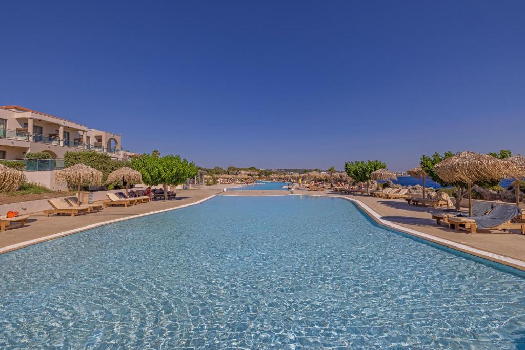 Kresten Royal Euphoria Resort plašais baseins ar sauļošanās krēsliem