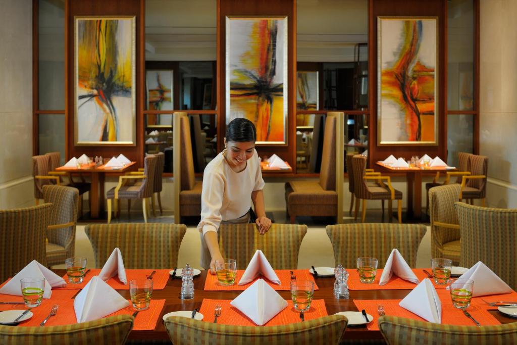 Restorāns Crowne Plaza Dubai Jumeirah viesnīcā ar mākslas darbiem.