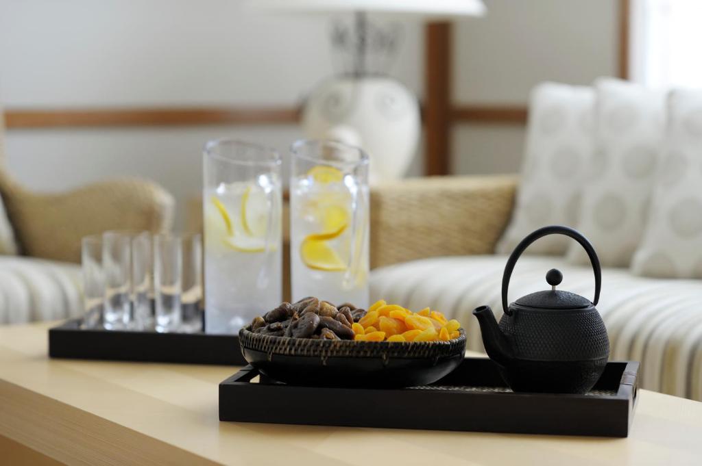 Atpūtas stūrītis Crowne Plaza Dubai Jumeirah ar tējas servīzi.