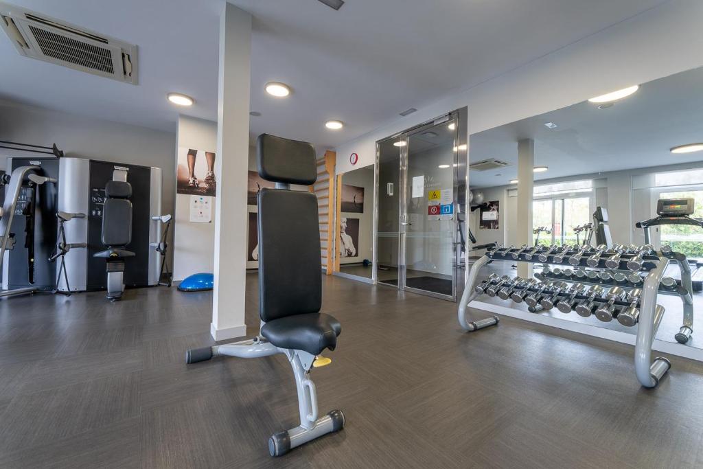 Sporta zāle ar modernām trenažieriem un svaru stieni. Interjers ir gaišs un telpa ir labi apgaismota, radot motivējošu atmosfēru treniņiem.