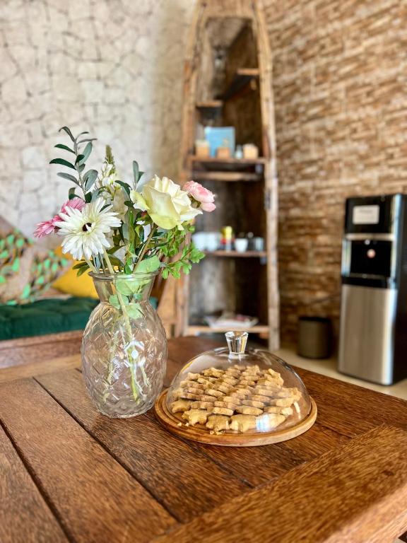 Ziedi un cepumi uz galda Mahali Zanzibar viesnīcā