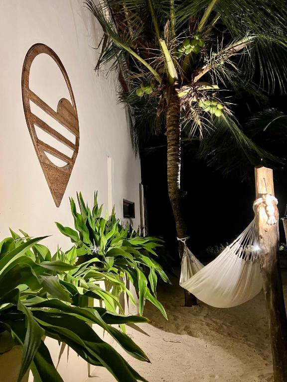 Atpūtas zona ar šūpuļtīklu Mahali Zanzibar viesnīcā.