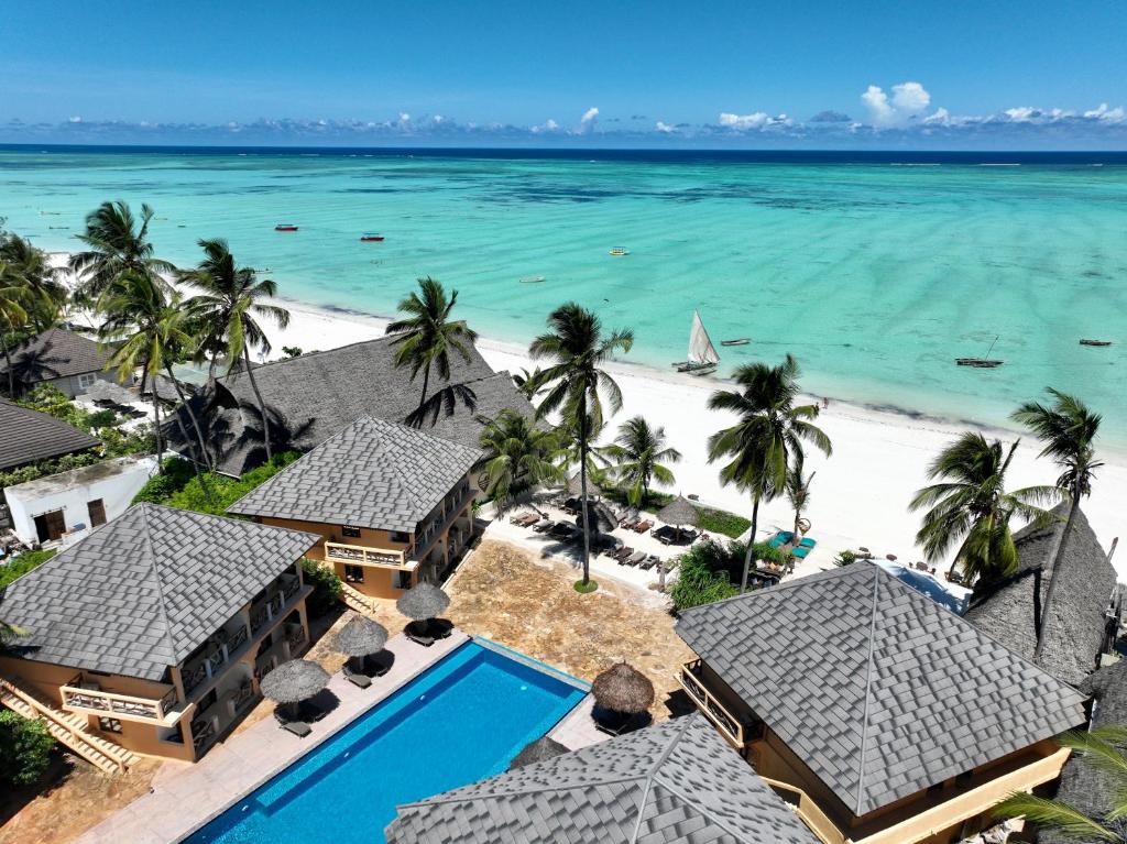 Mahali Zanzibar piekrastes skats ar baseinu un palmu kokiem