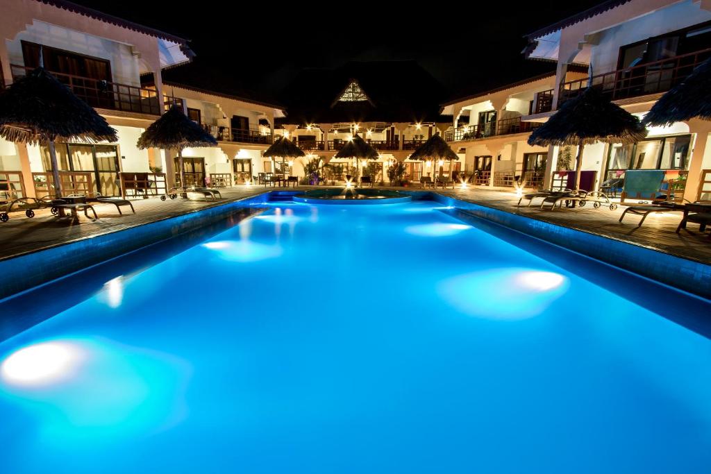 Mahali Zanzibar izgaismots baseins nakts laikā