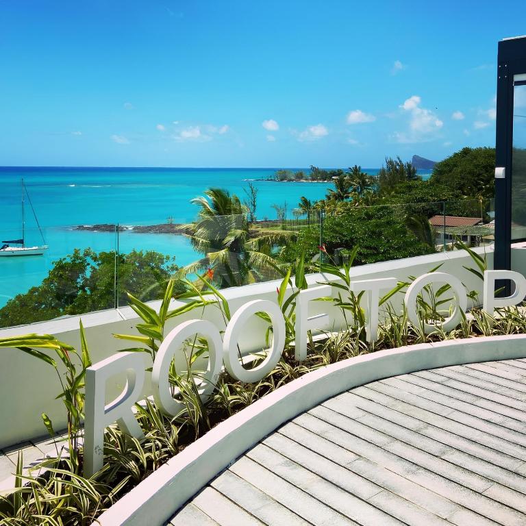 Rooftop skats uz jūru pie Ocean V viesnīcas