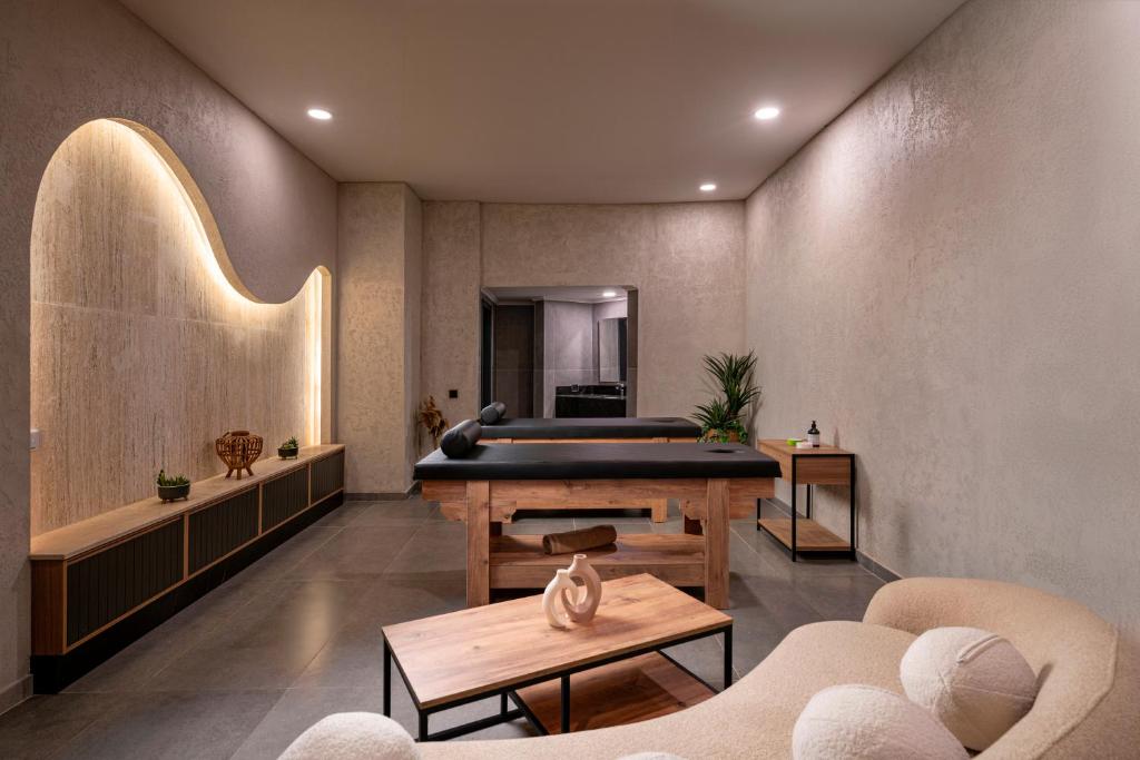 Mūsdienīgs spa telpa ar masāžas galdu, koka mēbelēm un siltu apgaismojumu, radot relaksējošu atmosfēru. Ideāla vieta atpūtai un labsajūtai.