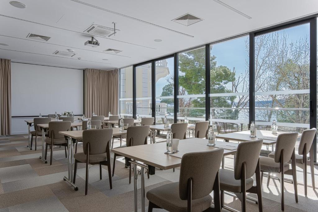 Moderns konferenču telpa ar skatu uz dabu, aprīkota ar galdiem un krēslām, ideāli piemērota sanāksmēm un pasākumiem. Platība ir gaiša un gaumīga, ar lieliem logiem, kas nodrošina dabisko apgaismojumu.