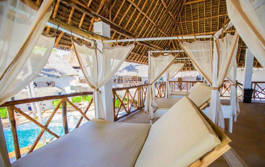 Atpūtas zona ar skatu uz baseinu AHG Dream's Bay Beach viesnīcā.