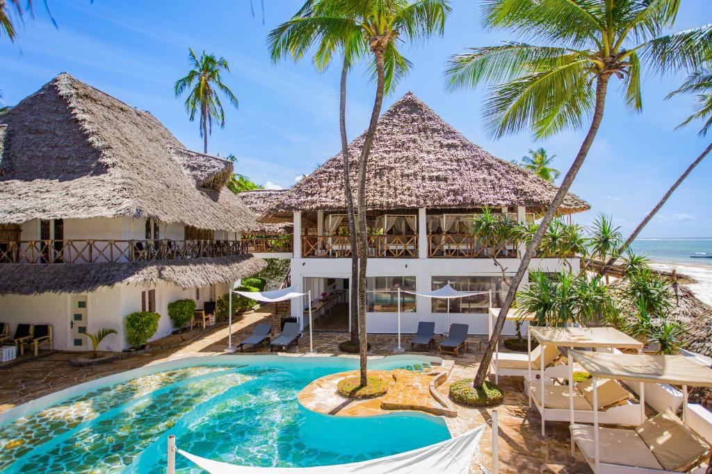 AHG Dream's Bay Beach atpūtas zona ar baseinu un pludmales skatu.