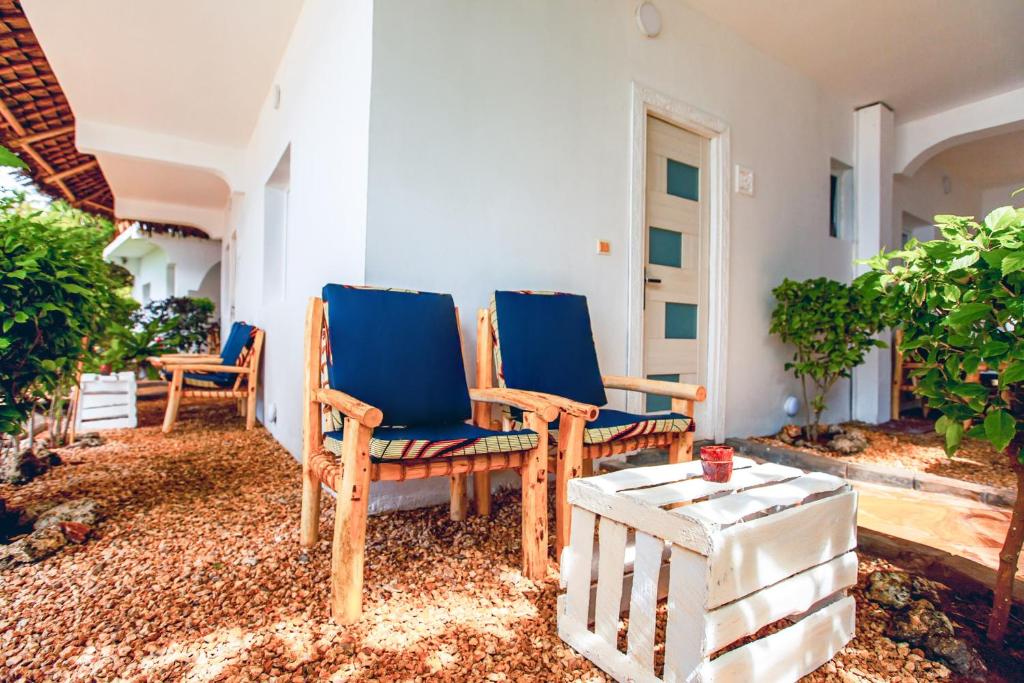 Terase ar krēsliem AHG Dream's Bay Beach viesnīcā