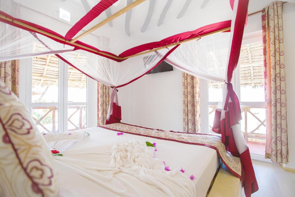 Elegantais numurs AHG Dream's Bay Beach viesnīcā ar skatu uz okeānu.