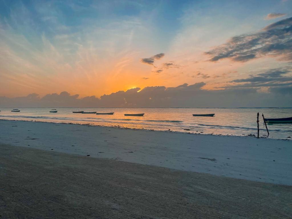 Saulriets piekrastē ar zvejas laivām, AHG Sun Bay Mlilile Beach