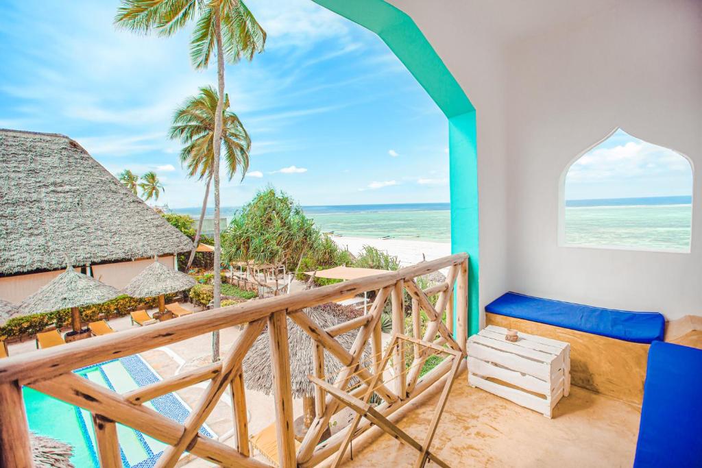 Skats no AHG Sun Bay Mlilile Beach numura uz pludmali un baseinu