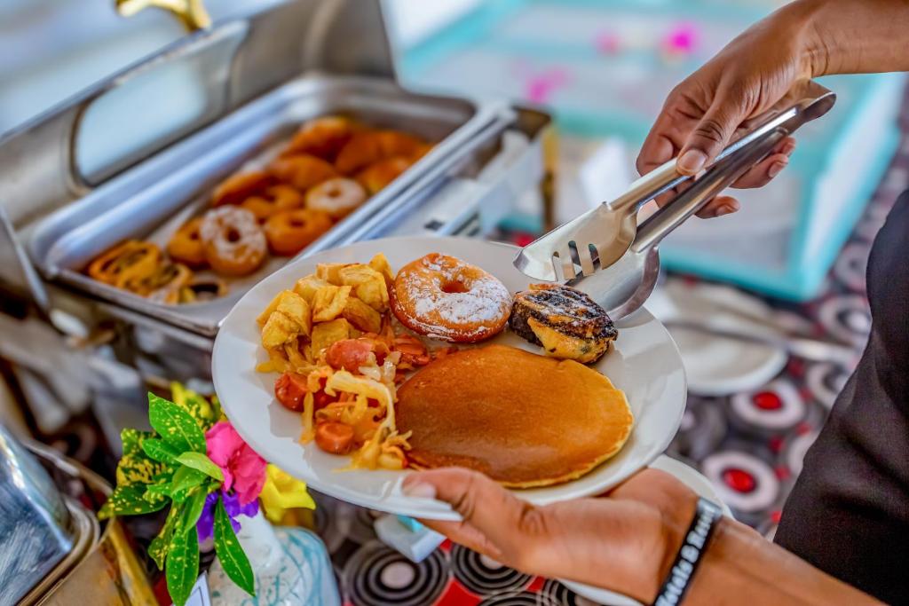 Broksu plate ar pankūkām un saldajiem ēdieniem, AHG Sun Bay Mlilile Beach